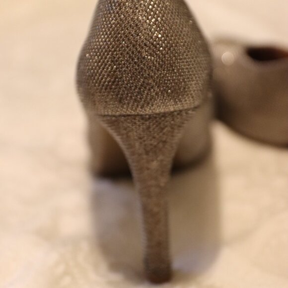 G by Guess Round Toe Gold Glitter Platform Pump Heel Shoes Size 9.5 - Picture 4 of 12